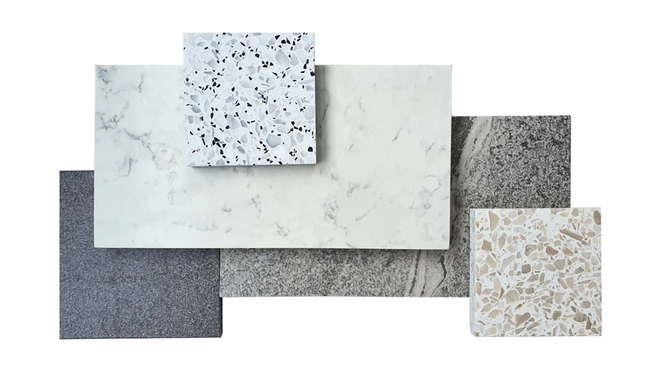 Échantillons de matériaux de construction disposés en composition artistique sur fond blanc