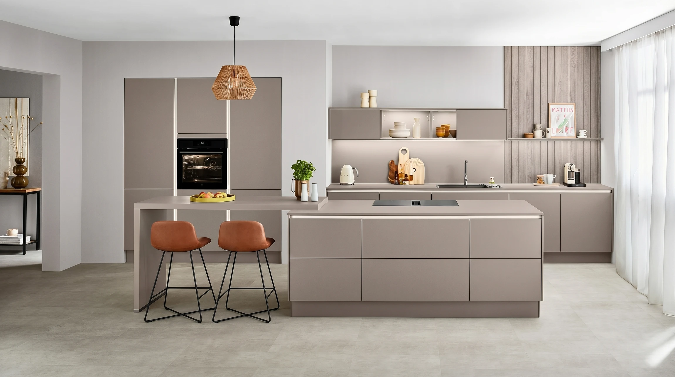 Cuisine moderne avec fa&ccedil;ade blanc laqu&eacute; et cr&eacute;dence rouge vif