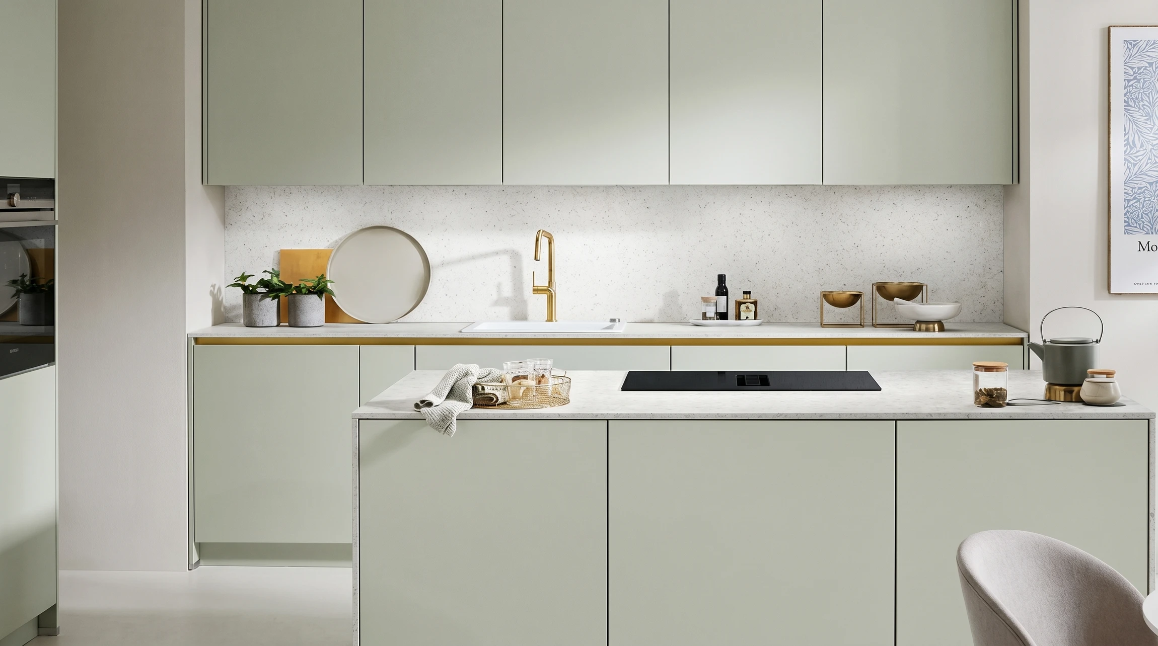 Photo en plan large d'une cuisine élégamment rénovée avec meubles recouverts d'un film architectural de finition moderne (bois, imitation pierre ou couleur unie selon le style actuel), montrant des armoires, des portes de placard et éléments de mobilier transformés par le covering, avec un éclairage naturel valorisant la texture et la qualité de la finition. La cuisine doit paraître actuelle, soignée et professionnelle, illustrant clairement la transformation esthétique réalisable par le service de covering.