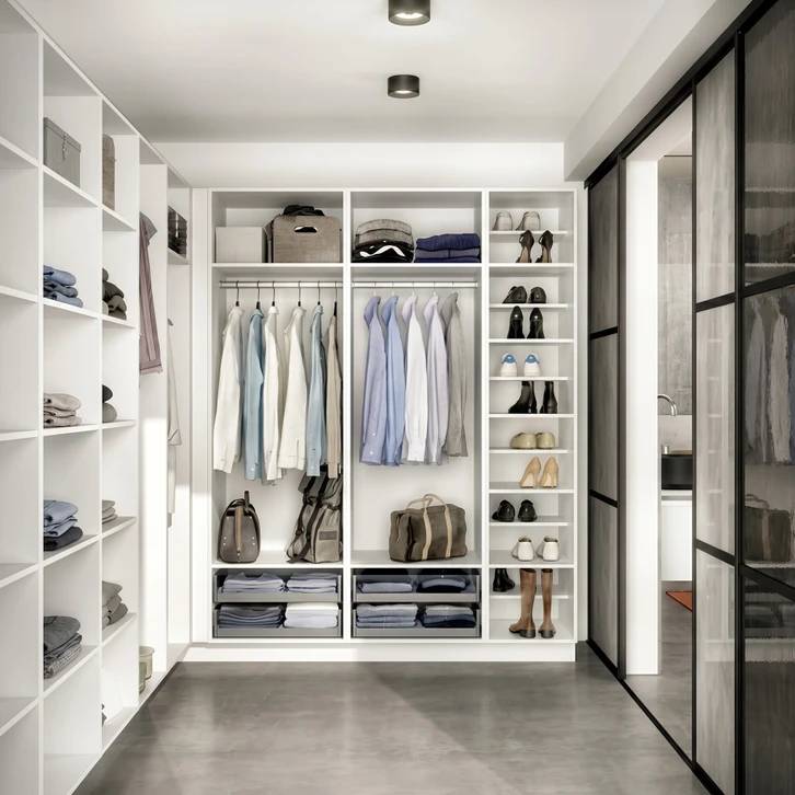Intérieur de dressing sur mesure moderne, présentant une armoire ou un placard ouvert avec vêtements suspendus sur des cintres (robes, chemises, vestes), des étagères en bois ou en métal intégrées contenant des pulls pliés et des accessoires de mode (sacs, ceintures, chaussures), un espace organisé et bien rangé avec un design élégant et contemporain. La composition doit montrer à la fois la fonctionnalité et l'esthétique du rangement, en mettant l'accent sur l'organisation optimale de l'espace et les finitions soignées.