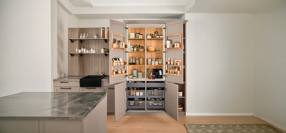 Professionnel de l'am&eacute;nagement int&eacute;rieur assis &agrave; un bureau avec un client particulier, en train de lui pr&eacute;senter un devis ou une palette d'&eacute;chantillons de films architecturaux de diff&eacute;rentes couleurs et textures. Le devis ou la documentation tarifaire est visible sur le bureau. L'atmosph&egrave;re est professionnelle, claire et accueillante, avec une lumi&egrave;re naturelle. L'accent est mis sur l'interaction transparent entre le professionnel et le client, illustrant la confiance et la clart&eacute; de la communication tarifaire.