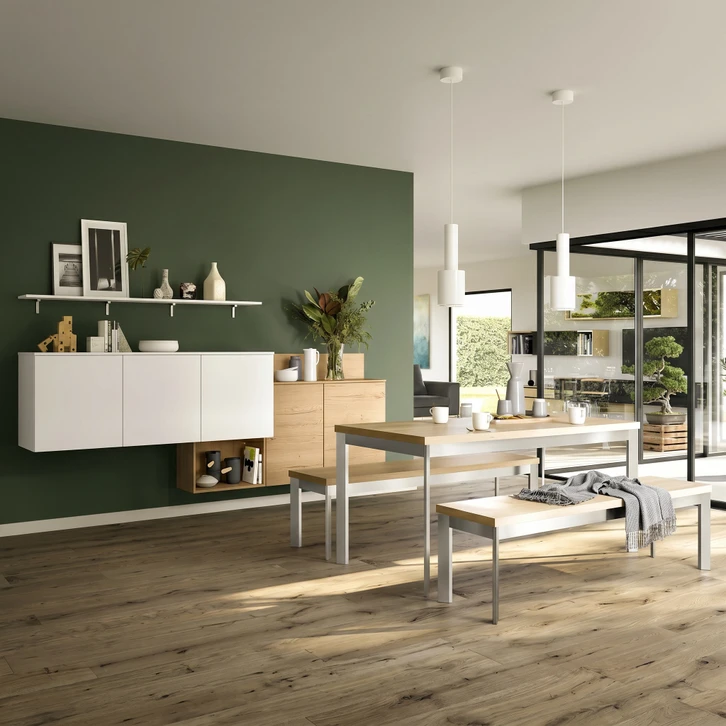 Intérieur moderne avec buffet blanc aux portes géométriques losangées, pieds en bois naturel